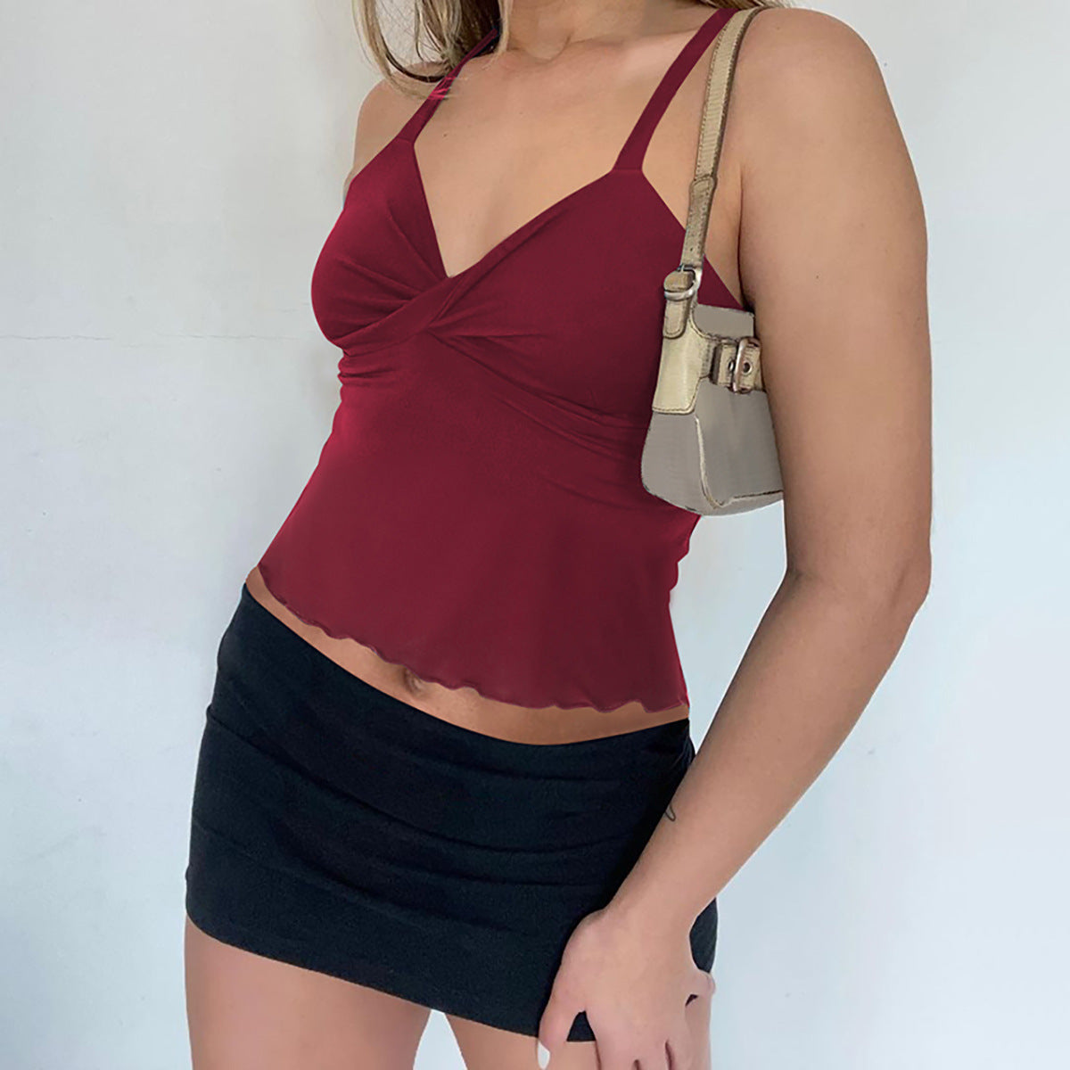 Haut femme à bretelles avec nœud, dos nu, coupe cintrée à la taille, bord ondulé, style bandeau