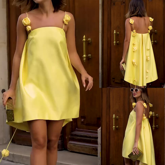 ROBE COURTE À BRETELLES AVEC FLEURS EN RELIEF
